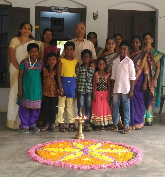 പ്രമാണം:അയൽ സ്ഥാപനത്തിലെ ഓണപ്പൂക്കളം.jpg