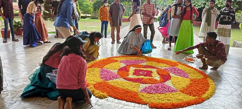 പ്രമാണം:15028 ഓണാഘോഷം 2.jpg