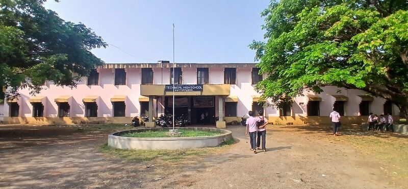 പ്രമാണം:19502 schoolPhoto.jpeg