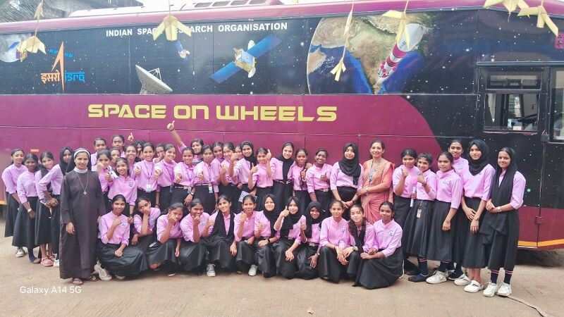 പ്രമാണം:29040-Exhibition visit-2.jpg