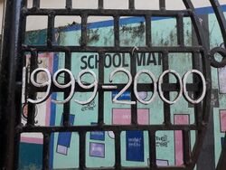 സ്കൂൾ ഗേറ്റ് 1999-2020