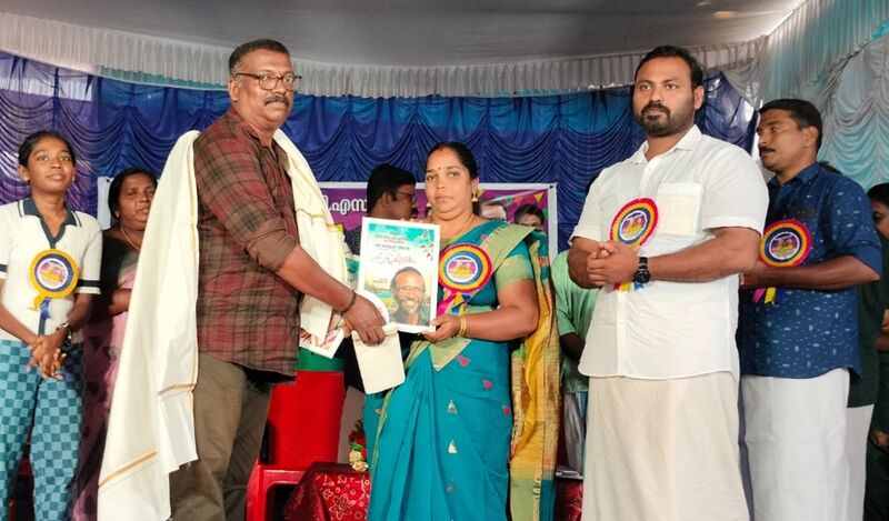 പ്രമാണം:44244 shilpiye aadharichu.jpg