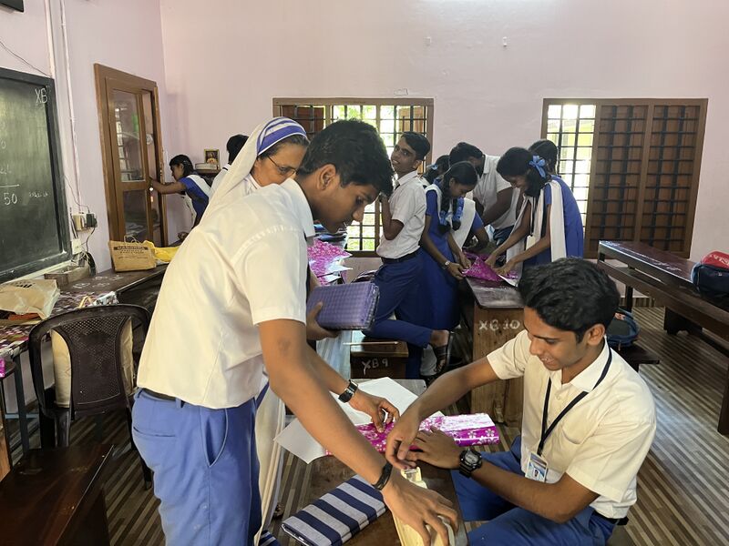 പ്രമാണം:Xmas gift 35052 22 (1).jpg