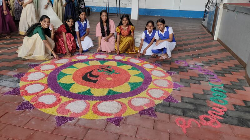 പ്രമാണം:21001 pookkalam.jpg