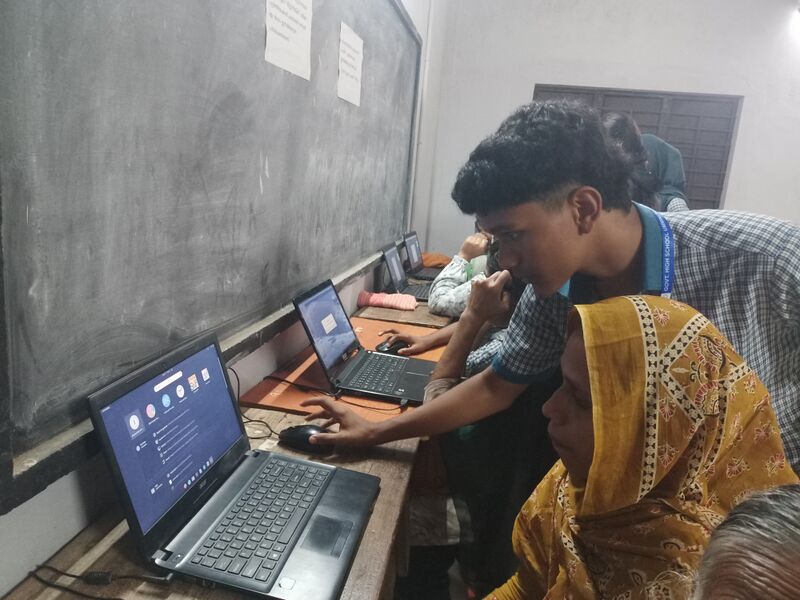 പ്രമാണം:Computer awareness class.jpg