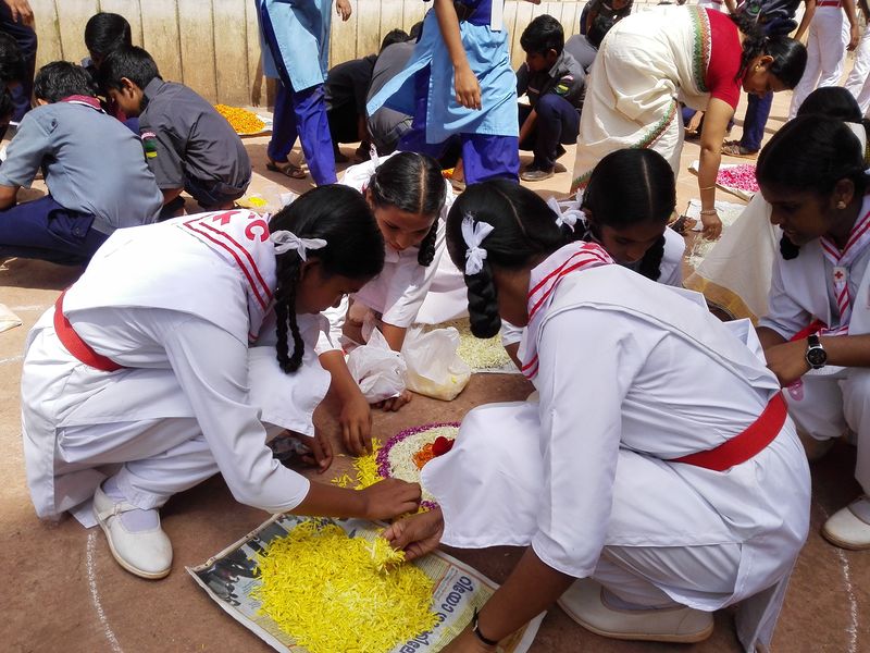 പ്രമാണം:Onaghosham jrc kadambur.jpg