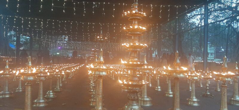 പ്രമാണം:P 1813905-KODUNGALLUR TEMPLE.jpg