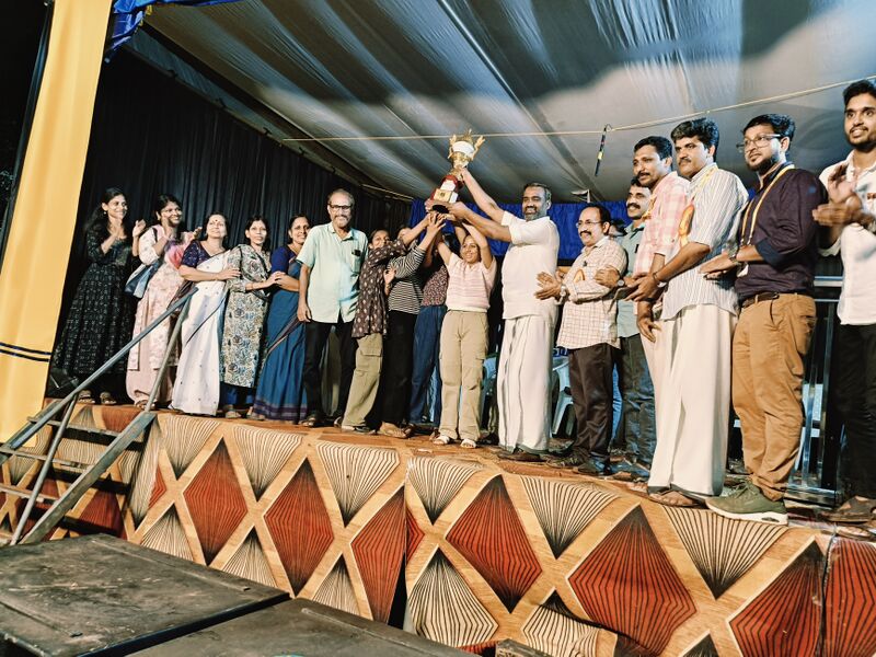 പ്രമാണം:16041 kalamela runners up.jpg