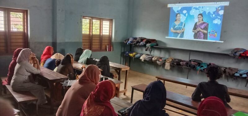 പ്രമാണം:19865-Hi Tech parenting class.jpg