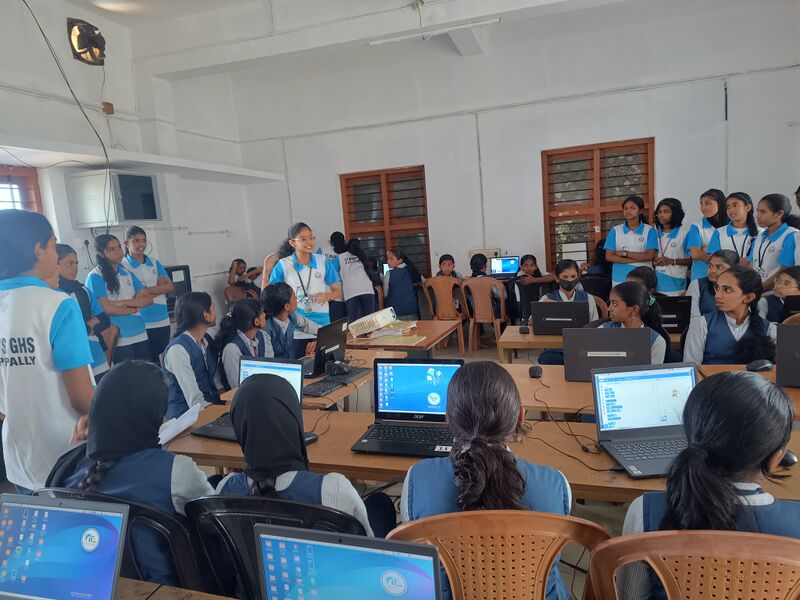 പ്രമാണം:32035 Training in LK Groups.jpg