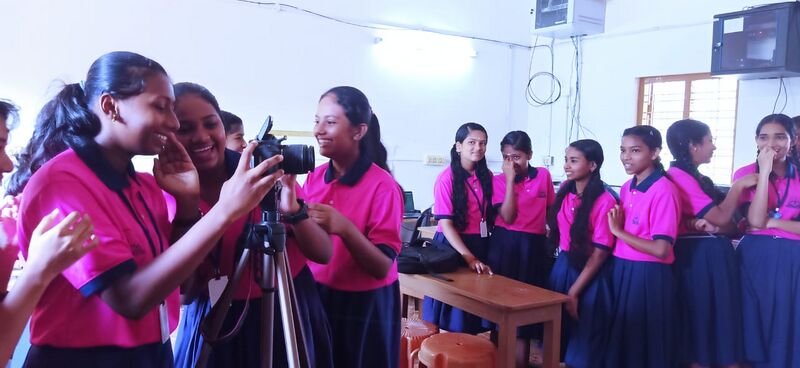 പ്രമാണം:33055 CAMERA TRG.jpg