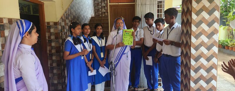 പ്രമാണം:35052 xd magazine 2425 3.jpg