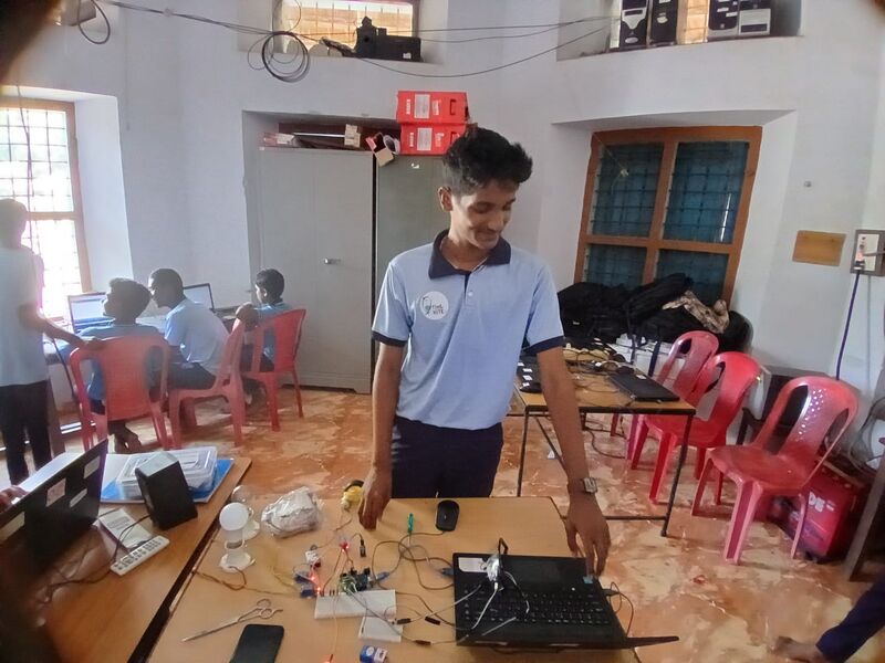 പ്രമാണം:Freedom littile kites.jpg