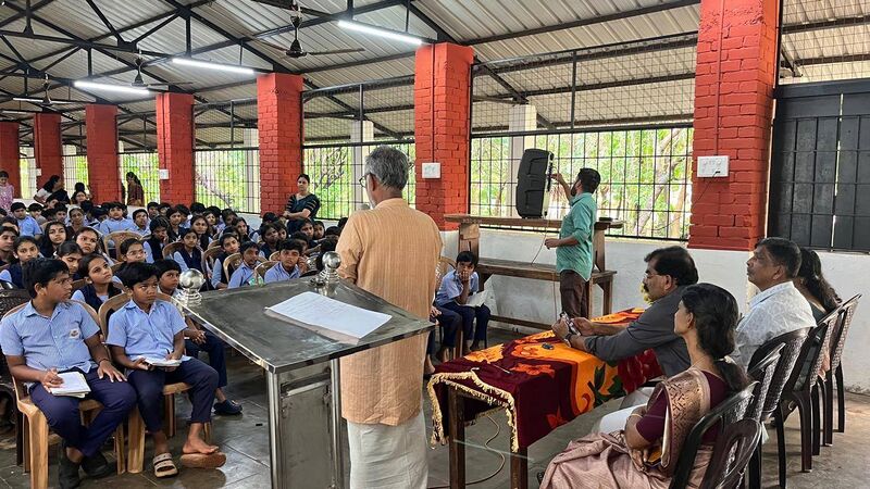 പ്രമാണം:12009-moonday 1.jpg