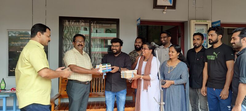പ്രമാണം:15051 books to library.jpg