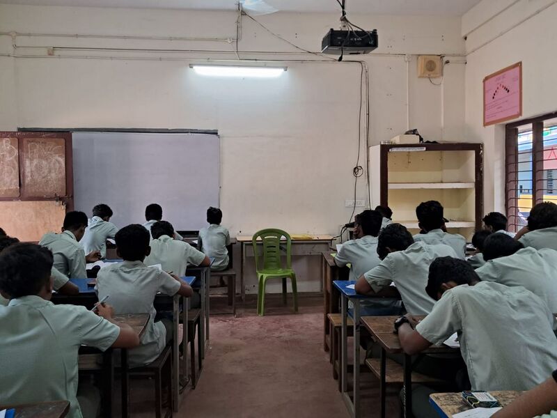പ്രമാണം:17001 high tech class room.jpg
