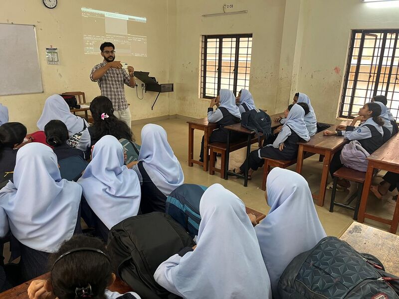 പ്രമാണം:18012 videoeditting 2025.jpg