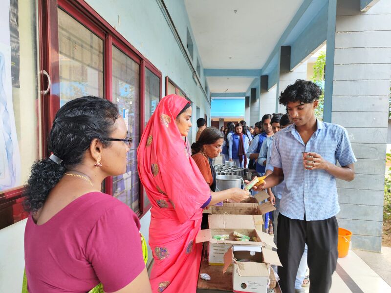 പ്രമാണം:20062 Vijayasree Tea time.jpg