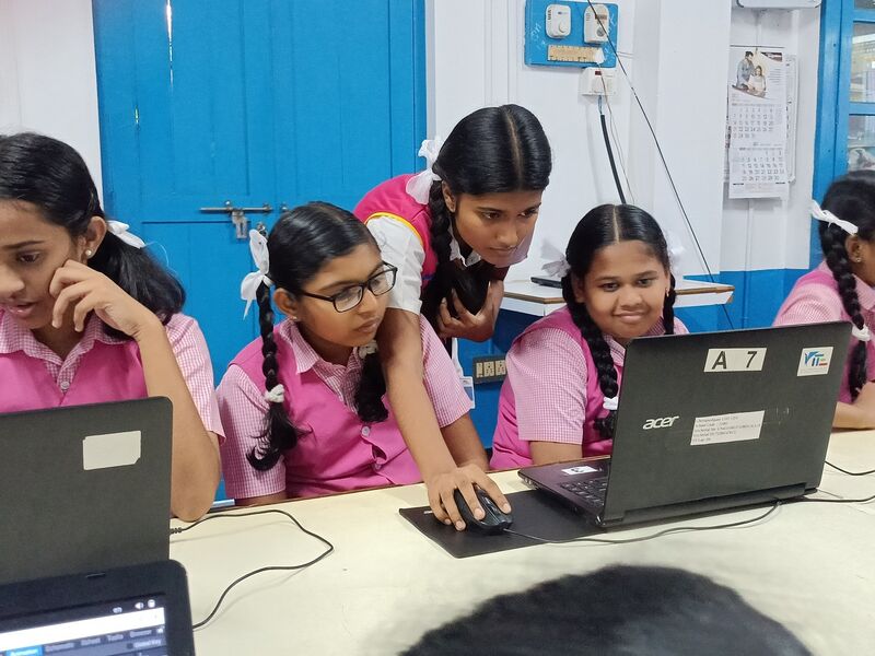 പ്രമാണം:21001 kites helping students.jpg