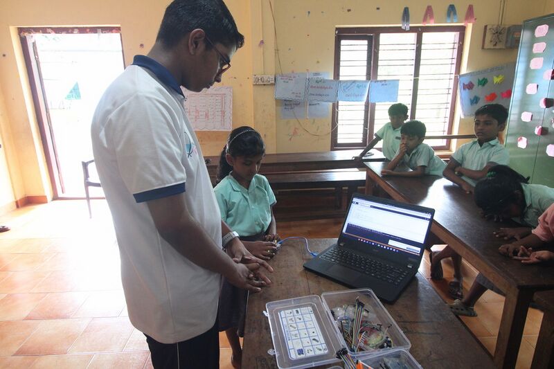 പ്രമാണം:37001 LK Computer class-2.jpg