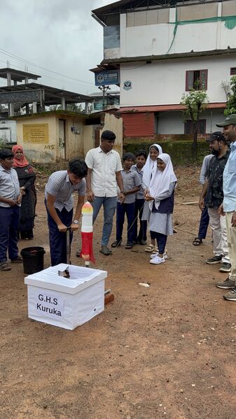 പ്രമാണം:19868-Moon day-water rocket2.jpg