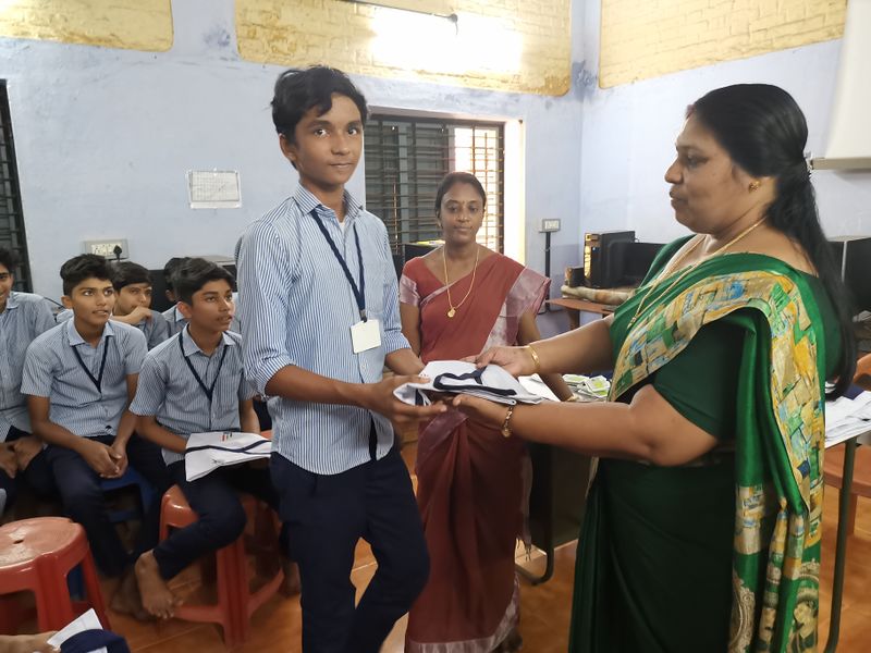 പ്രമാണം:20002 uniform3.jpg