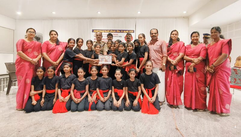 പ്രമാണം:21253Laharivirudham flashmob.jpeg