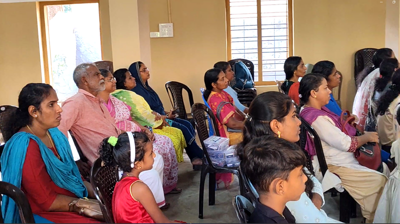 പ്രമാണം:38004 parents of LK students.png