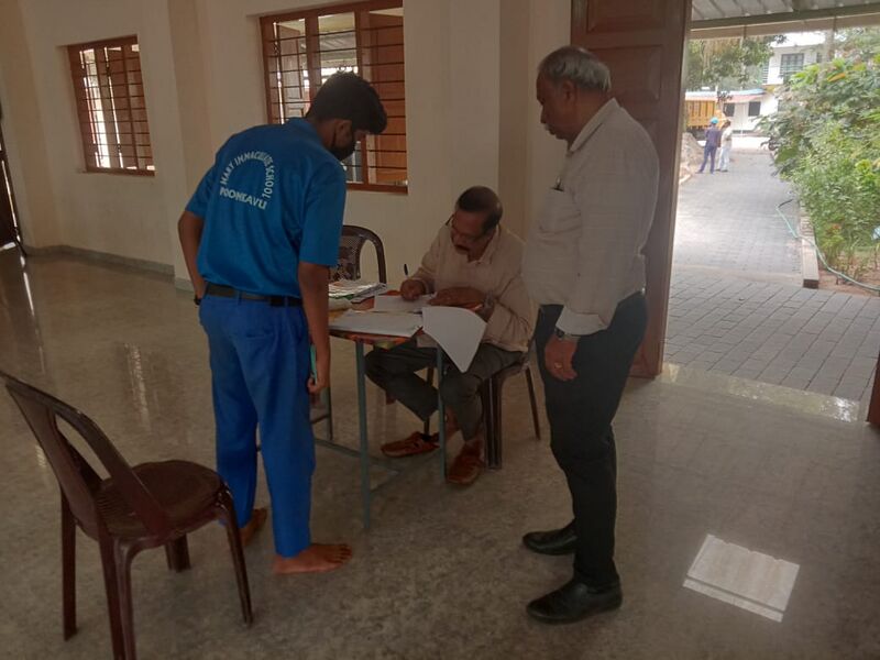 പ്രമാണം:Eye checkup1.jpeg