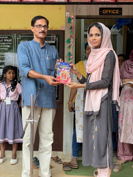 പ്രമാണം:19812 reading1.jpg