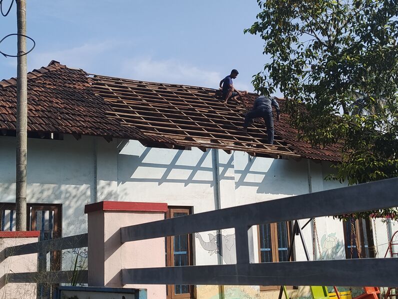 പ്രമാണം:2529 school old buildingdemolshing.jpg