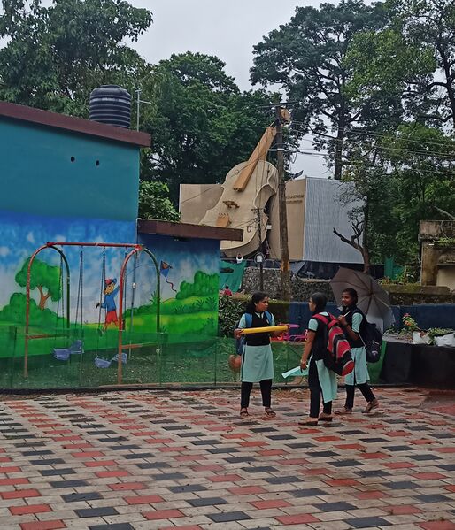 പ്രമാണം:40342 PHOTOS STUDENTS.jpg