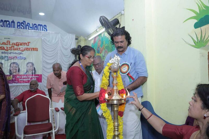 പ്രമാണം:44220 varnakoodaram 2.jpg