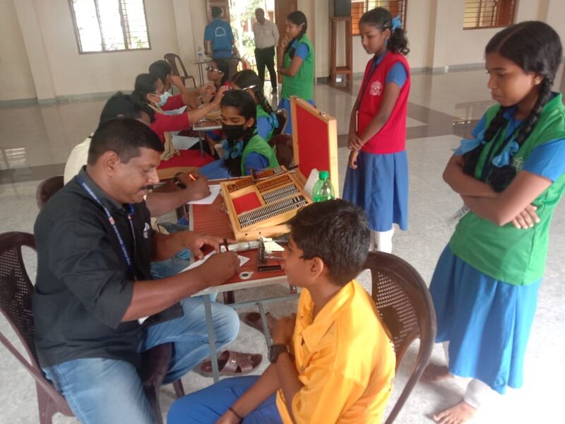 പ്രമാണം:Eye checkup2.jpeg