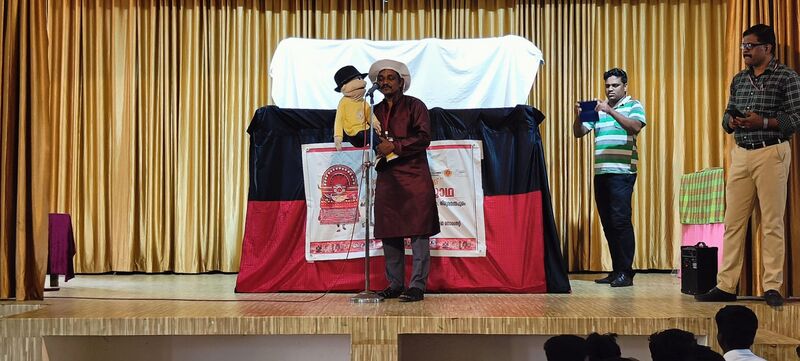 പ്രമാണം:Magicshow aids 22 35052 (2).jpg