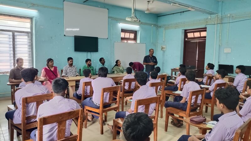 പ്രമാണം:17501 AKSHARAMUTTAMQUIZ.jpg