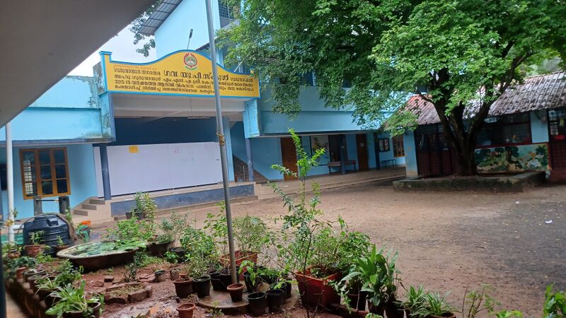 പ്രമാണം:24254 gups school 1.jpg