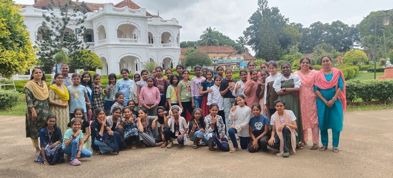 പ്രമാണം:42042 UP FIELD TRIP.jpg