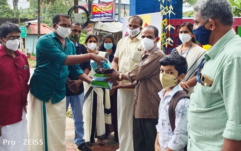 പ്രമാണം:42560 തിരികെ വിദ്യാലയത്തിലേക്ക്.jpg