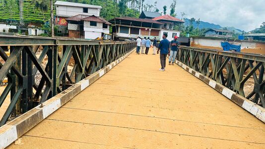 ഉരുൾപൊട്ടലിനുശേഷം - ഇന്ത്യൻ കരസേന നിർമ്മിച്ച ബെയ്‍ലി പാലം