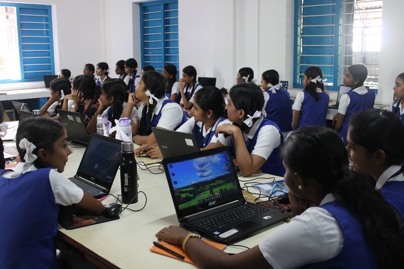 പ്രമാണം:21001 childrens looking projector.JPG