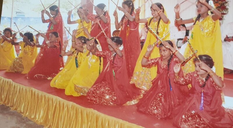 പ്രമാണം:21331 schooldance.jpeg