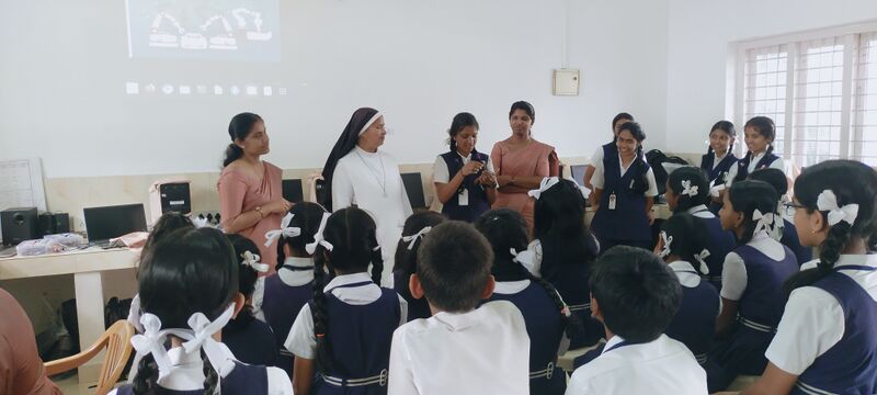 പ്രമാണം:22018 stannescghs roboclass.jpg