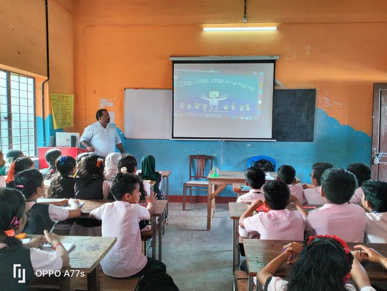 പ്രമാണം:42338- Hitech class.jpg