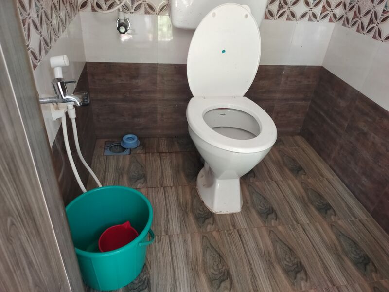 പ്രമാണം:Adapted toilet.jpg