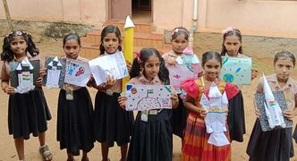 ചാന്ദ്രദിനാഘോഷം -റോക്കറ്റ് മാതൃകകളുമായി കുട്ടികൾ