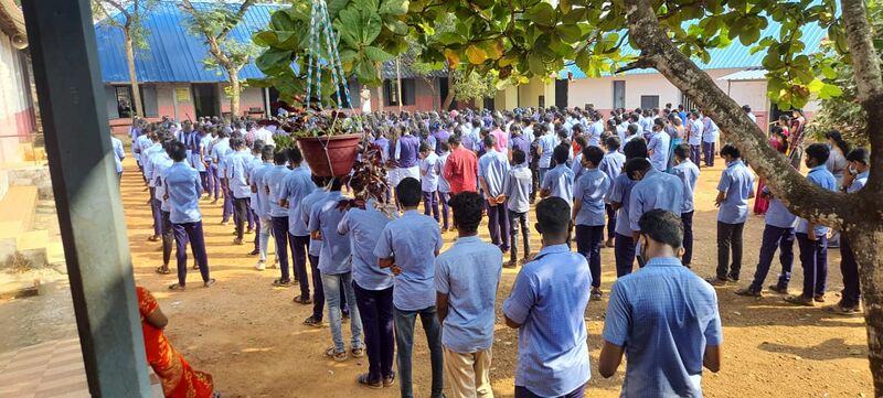 പ്രമാണം:44042 school assembly.jpg