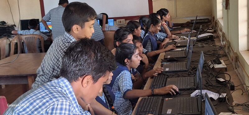 പ്രമാണം:11007student traing 13.jpeg