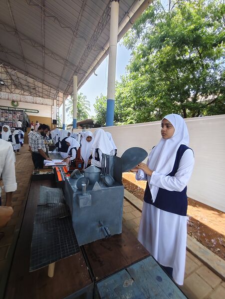 പ്രമാണം:13037-ScienceFair2-KNR.jpg