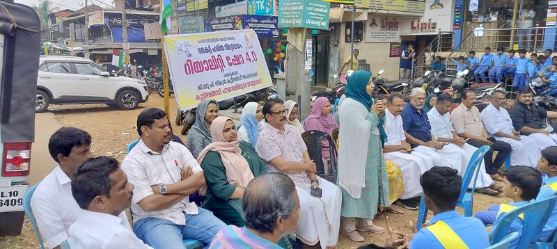 പ്രമാണം:18660-hv-sent off (1).jpg